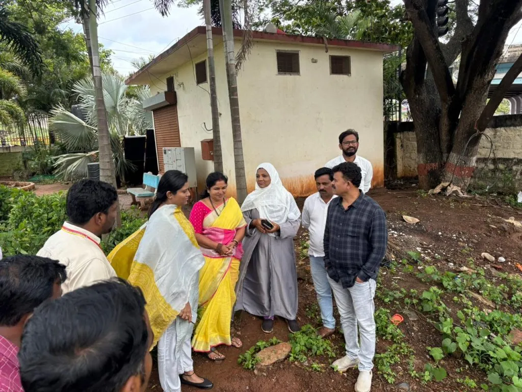 Mayor and Deputy Mayor inspect the Fort Lake area