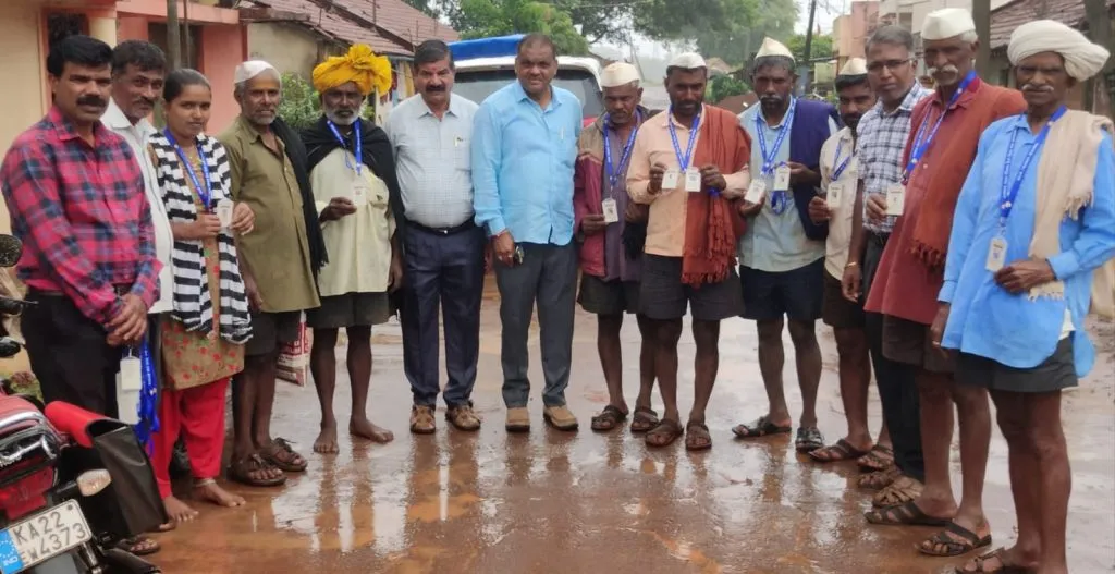 उचगावातील धनगर बांधवांना ओळखपत्र वितरण Identity cards distributed to Dhangar brothers of Uchgaon