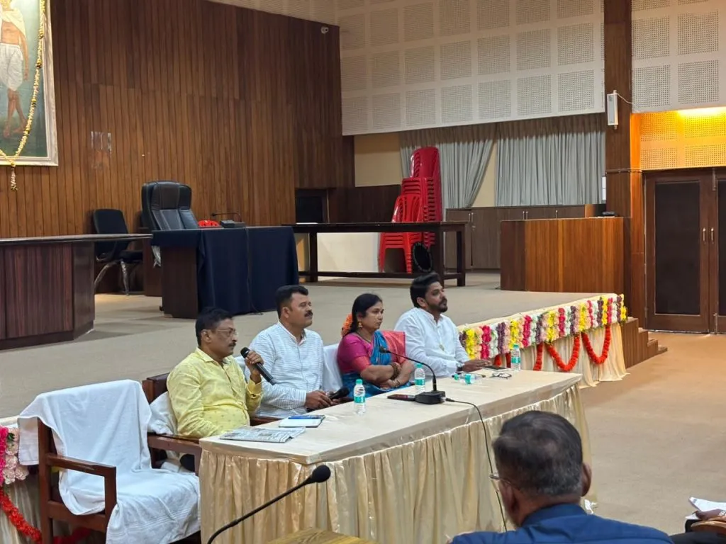 Take action against those who eat the salaries of sanitation workers.