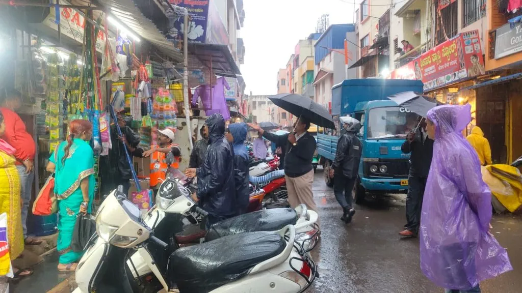 पांगुळ गल्लीत पुन्हा अतिक्रमण हटाव मोहीम Encroachment removal campaign resumes in Pangul Gali