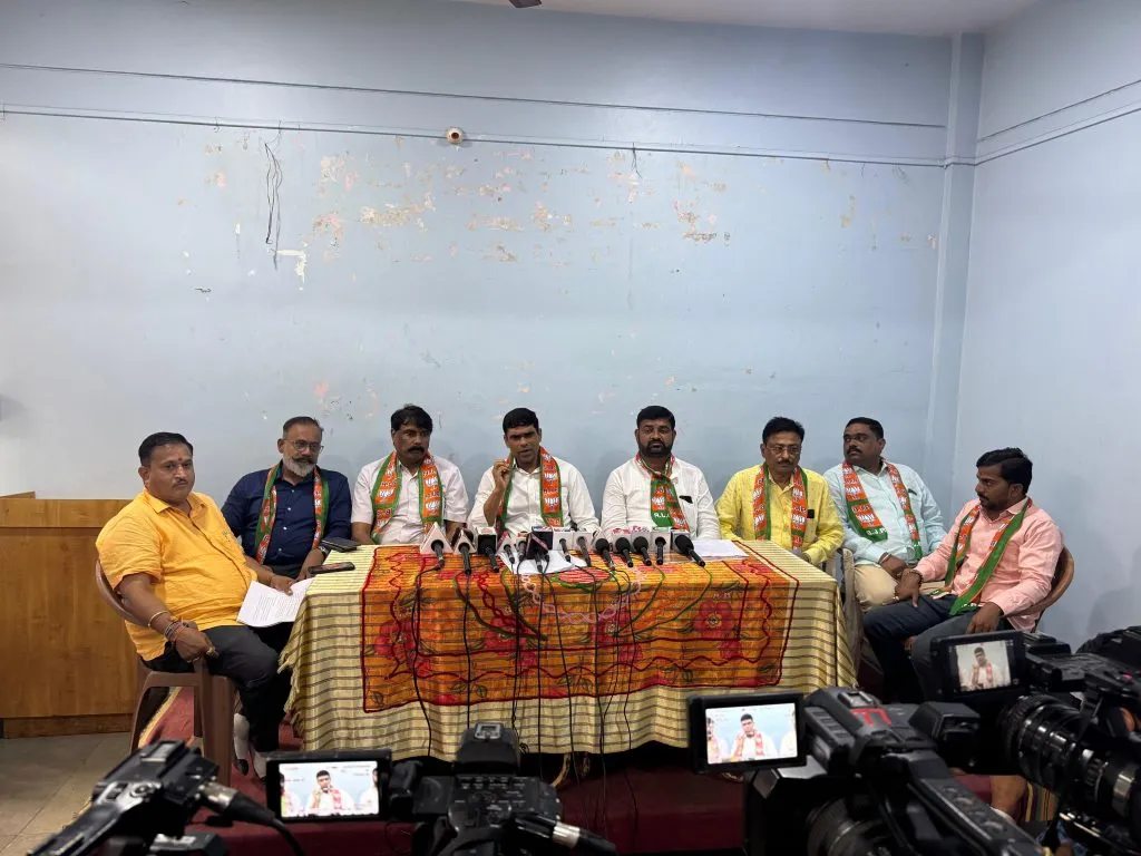 राज्यातील कायदा सुव्यवस्था पूर्णपणे ढासळली Law and order in the state has completely collapsed.