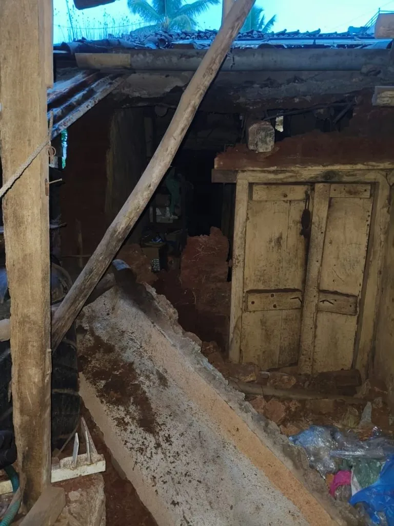 सततच्या पावसामुळे कचेरी गल्लीत घराची भिंत कोसळली A wall of a house collapsed in Kacheri Gali due to continuous rains