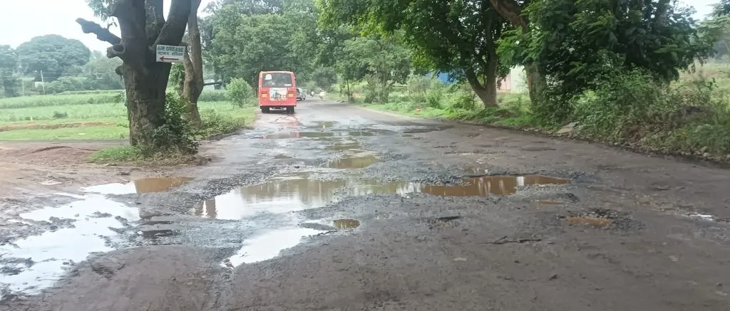 रुमेवाडी नाका-करंबळ क्रॉस रस्त्यावर खड्ड्यांचे साम्राज्य Rumewadi Naka-Karambal cross road is full of potholes