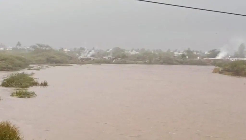 फलटण, माणमध्ये पावसाने दाणादाण Rain wreaks havoc in Phaltan and Maan