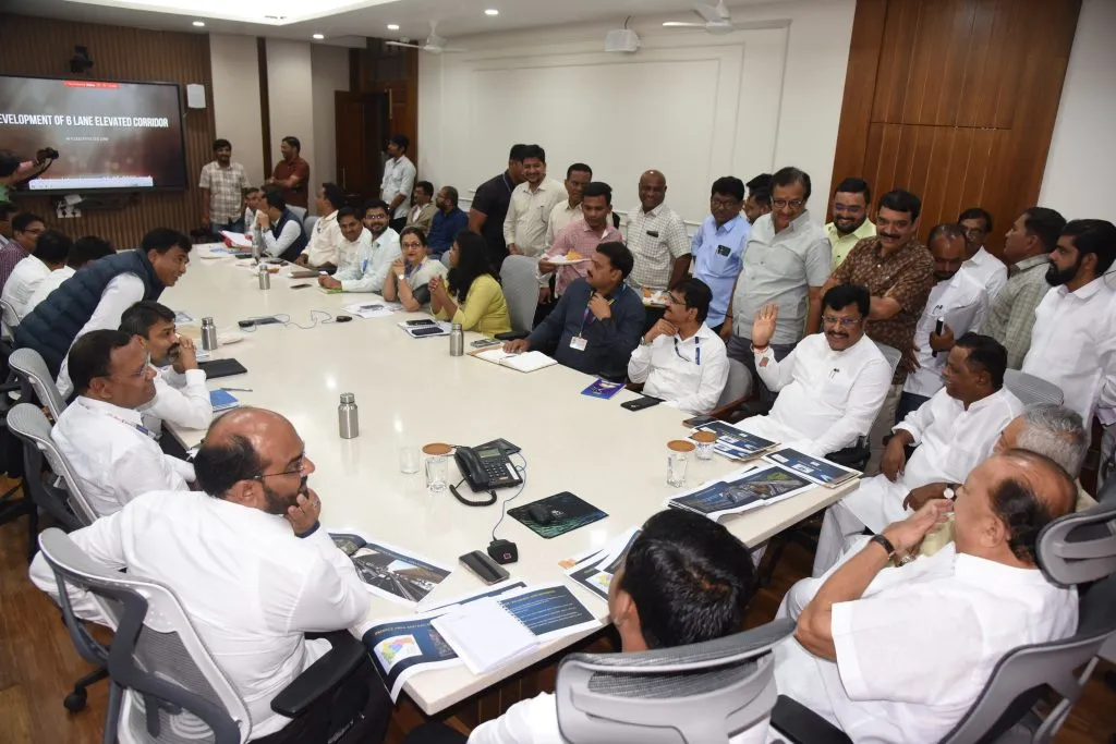 बास्केट ब्रीजला जोडूनच तावडे हॉटेल-शिवाजी पूल उड्डाणपूल An overbridge connecting Basket Bridge to Tawade Hotel–Shivaji Bridge