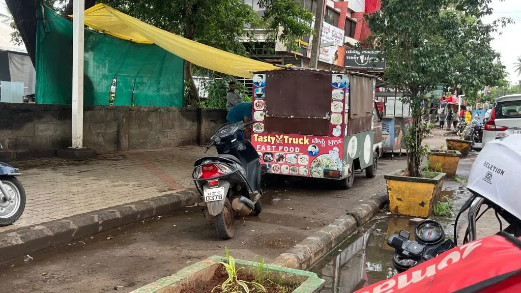 सायकल ट्रॅक की हॉकर्स झोन? Cycle track or hawker zone?