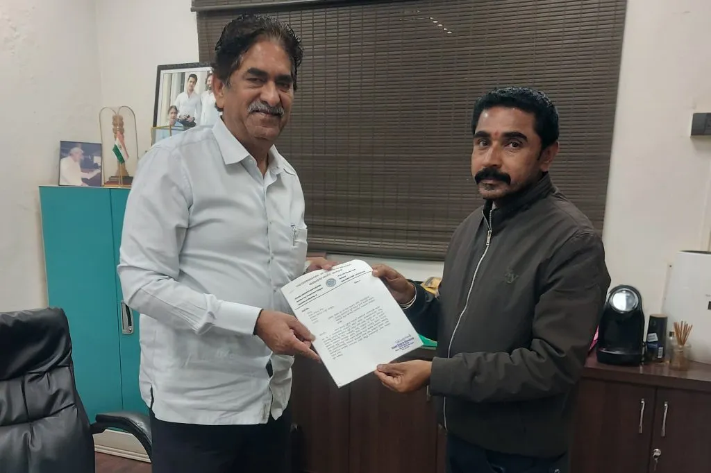 मीनाक्षी भवनच्या मागील बाजूला नाल्यावर भिंत बांधण्याची मागणी Demand to build a wall on the drain behind Meenakshi Bhavan