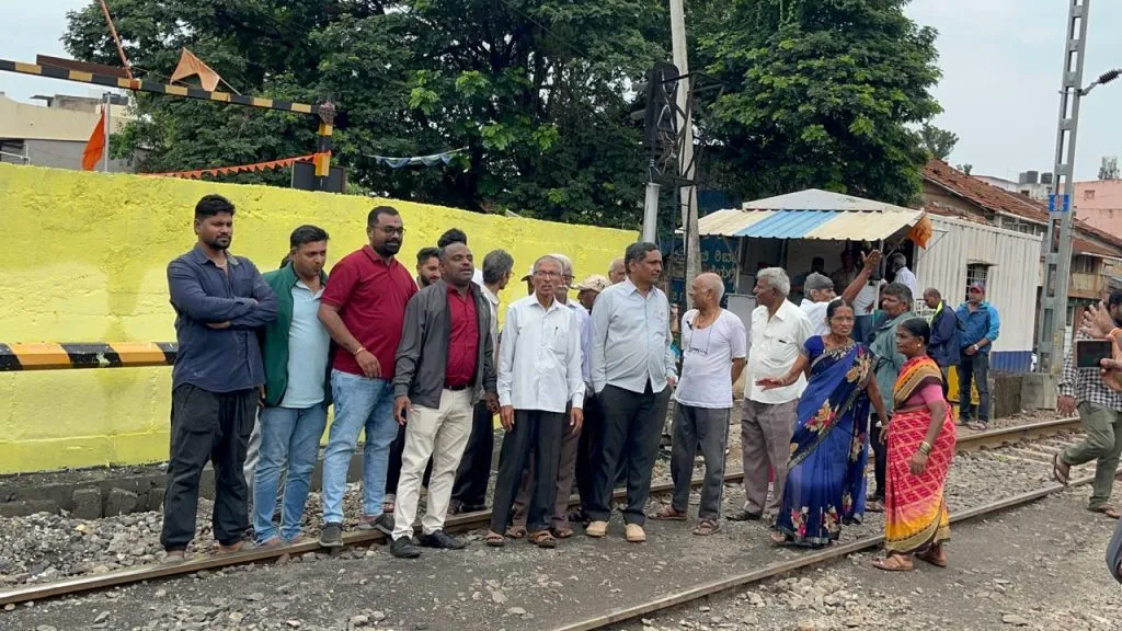 Opposition to complete closure of Tanaji Galli railway gate