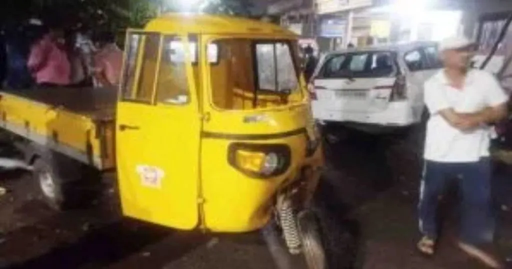 इनोव्हा कारच्या धडकेत सहा वाहनांचे नुकसान Damage of six vehicles in the collision of Innova car