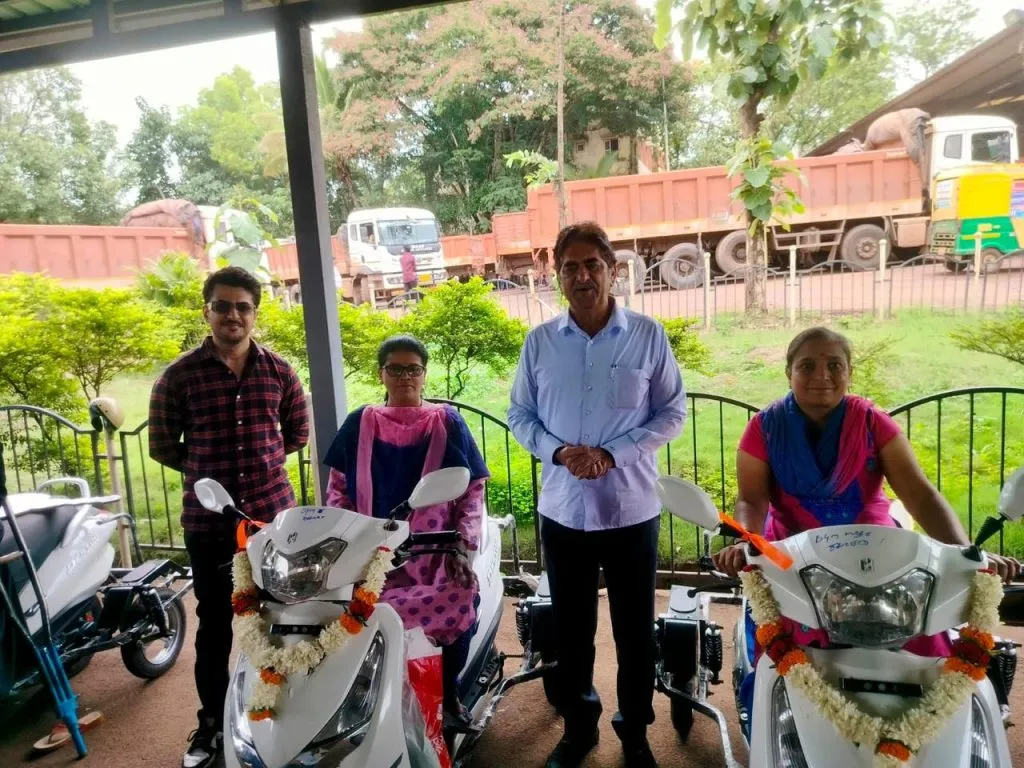 आमदार सेठ यांच्याकडून दिव्यांगांना दुचाकी