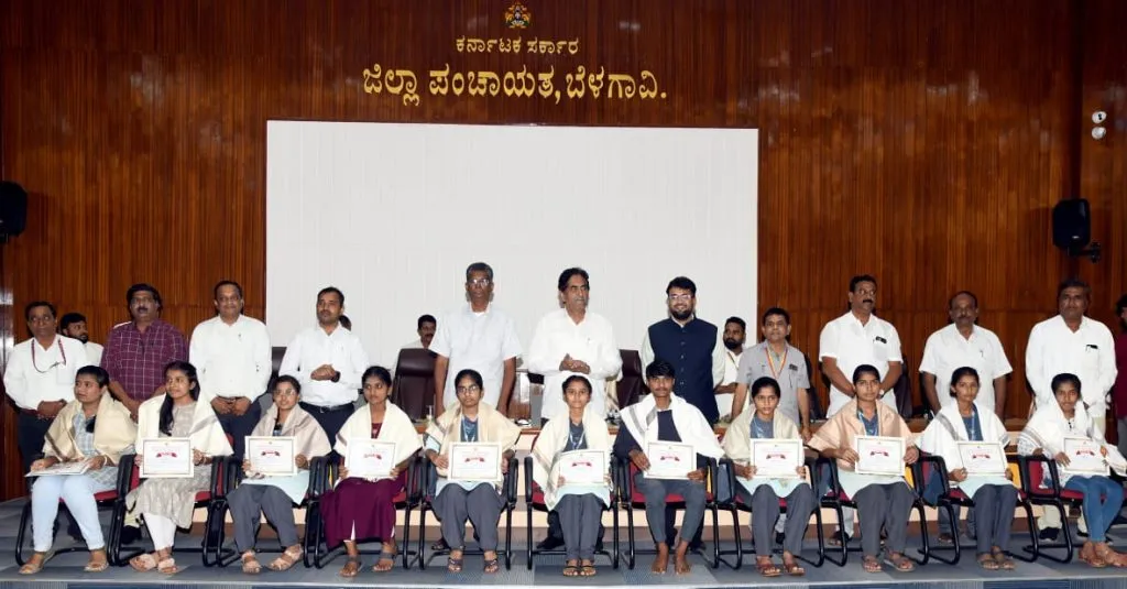 शाळा-महाविद्यालयांच्या विकासासाठी 10 कोटीचे अनुदान 10 crore subsidy for the development of schools and colleges