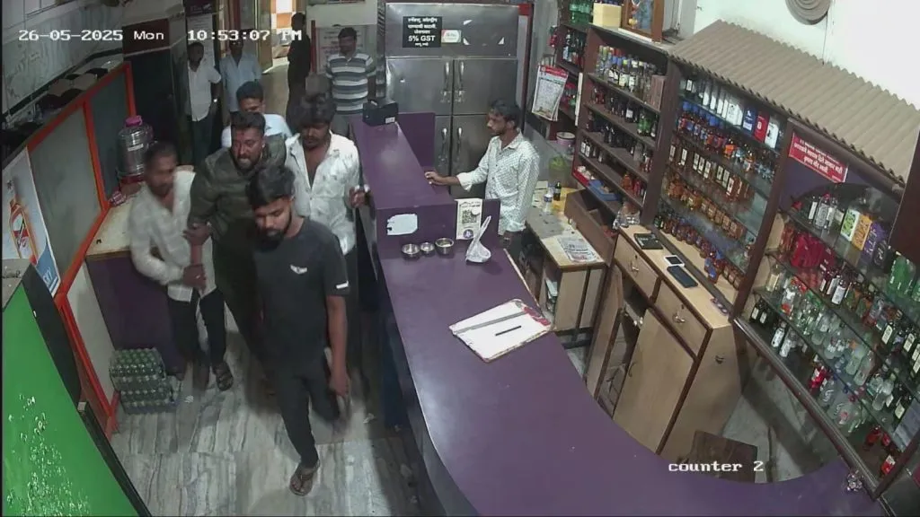 नशेखोर गुंडाकडून हॉटेलची तोडफोड Hotel vandalized by an intoxicated goon