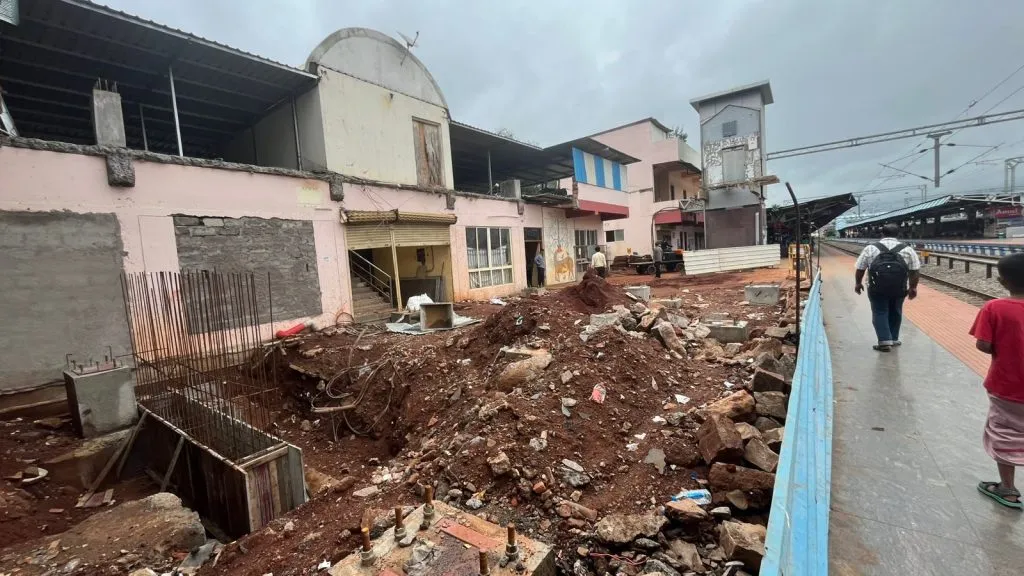 फूट ओव्हरब्रिजच्या अभावाने प्रवाशांची मोठी गैरसोय Lack of foot overbridge causes major inconvenience to passengers