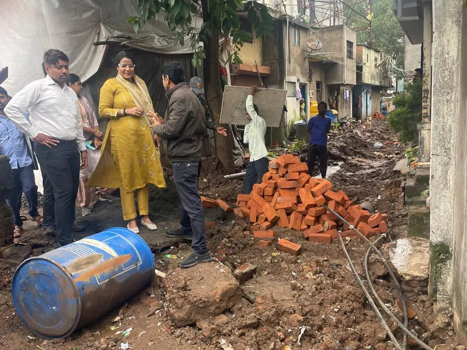 संभाजी गल्ली येथील समस्यांची मनपा अधिकाऱ्यांकडून पाहणी Municipal officials inspect the problems at Sambhaji Galli