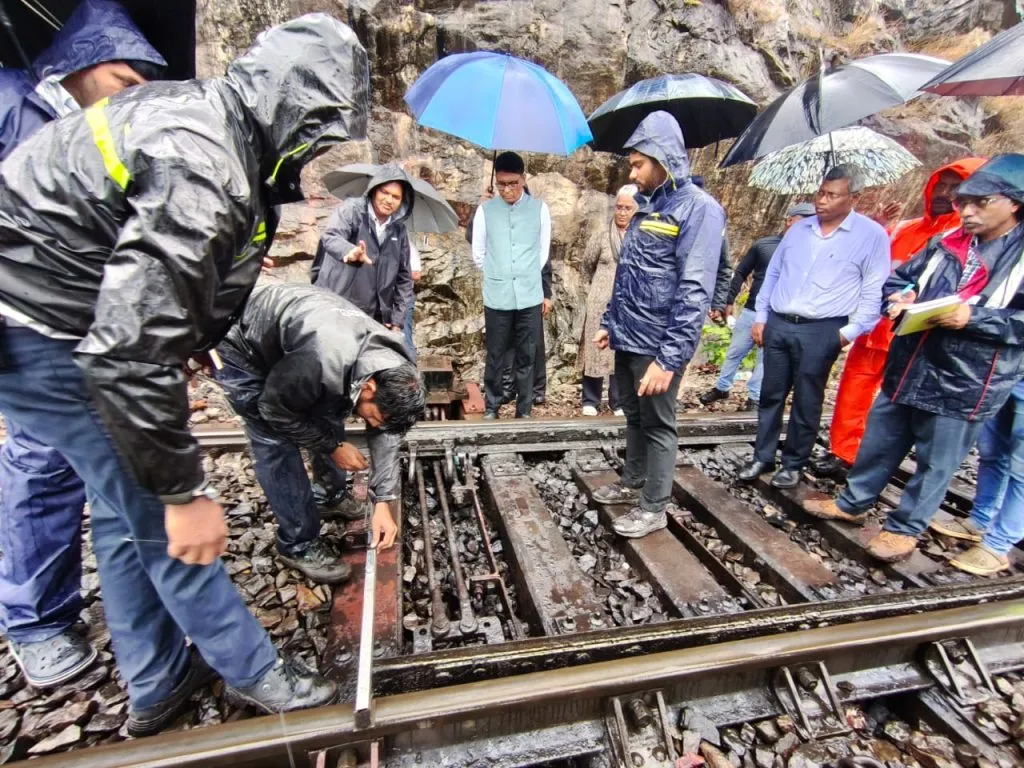 General Manager inspects Londa-Vasco railway line