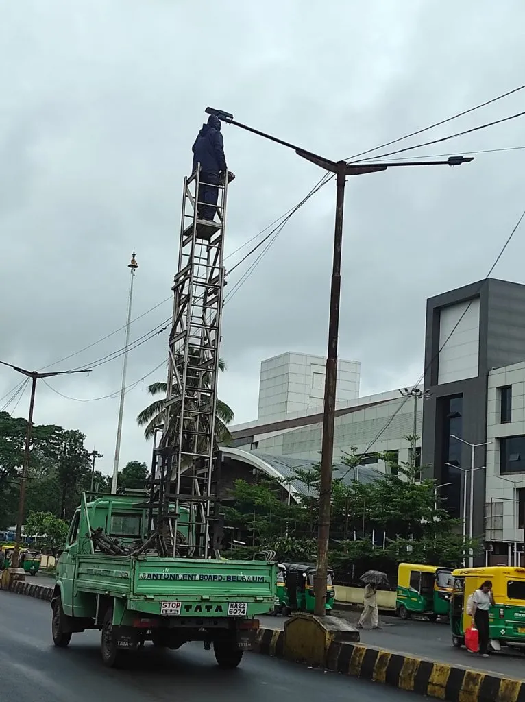 Repair of streetlights in front of railway station begins