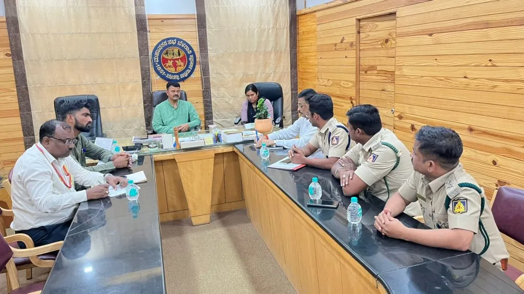 पावसाळ्यापूर्वी शहरातील धोकादायक झाडांचा सर्व्हे करा Survey dangerous trees in the city before the monsoon season