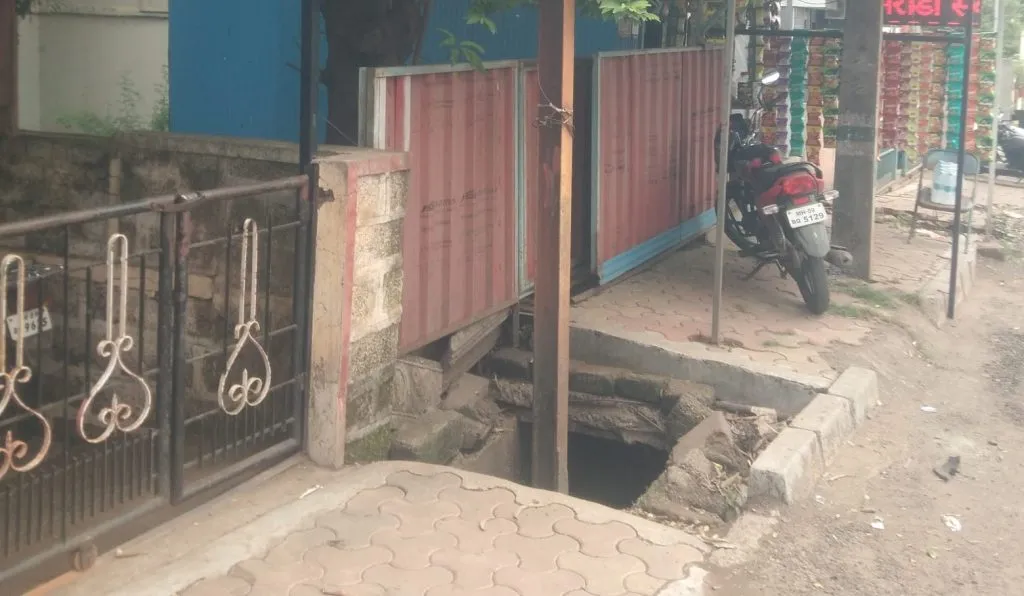 कळंब्यात विजेचा खांब धोकादायक Electric pole in Kalamb is dangerous