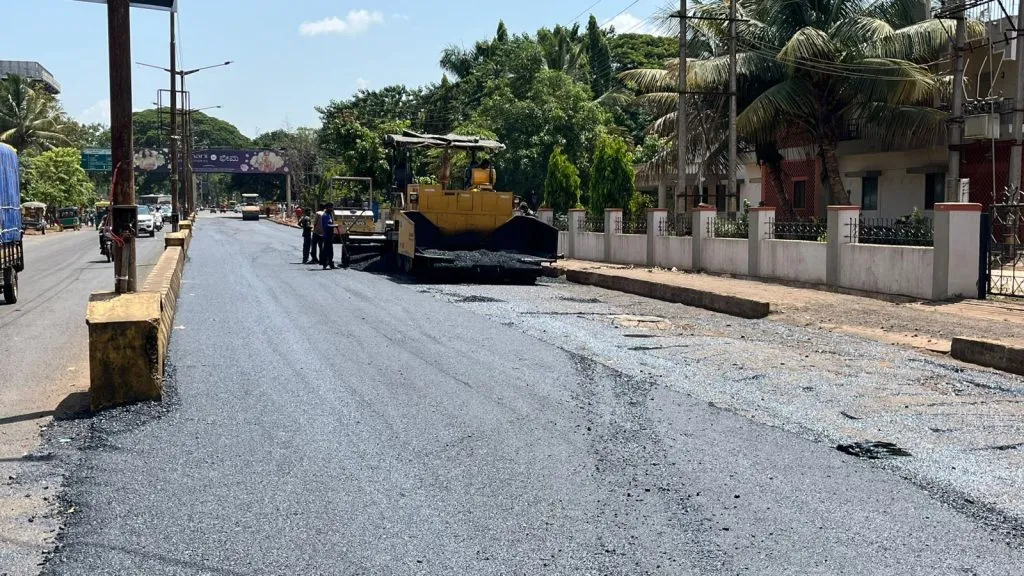 रेल्वेस्थानक परिसरातील रस्त्यांचे डांबरीकरण Asphalting of roads in the railway station area