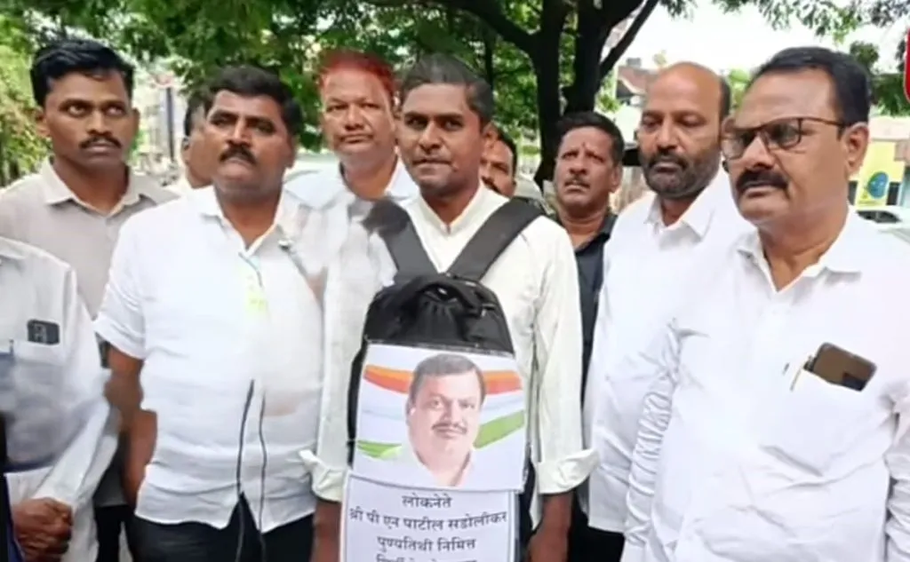 चारशे कि.मी. पायी प्रवास करत स्व.पी एन. पाटील यांना अभिवादन A 400 km journey on foot to pay tribute to the late P. N. Patil