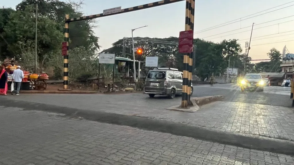 टिळकवाडी पहिले रेल्वेगेट येथे अवैज्ञानिक पद्धतीने गतिरोधक Unscientific traffic jam at Tilakwadi first railway gate