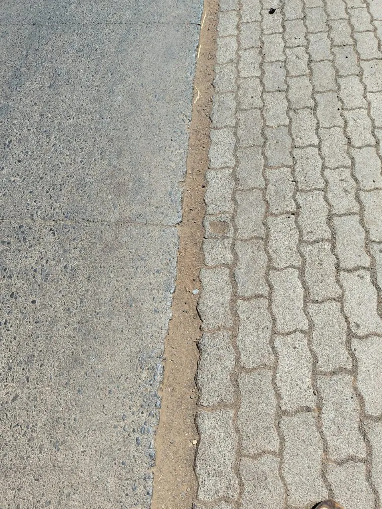 खानापूर रोडवरील चरी धोकादायक The quarries on Khanapur Road are dangerous.