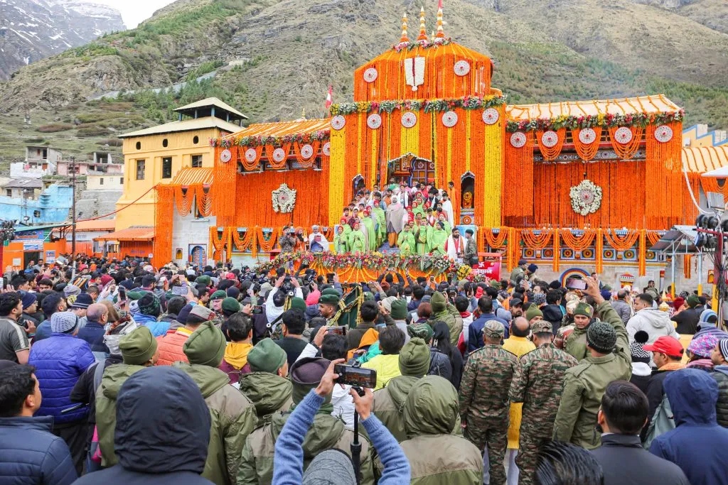 The doors of Badrinath Dham also opened.
