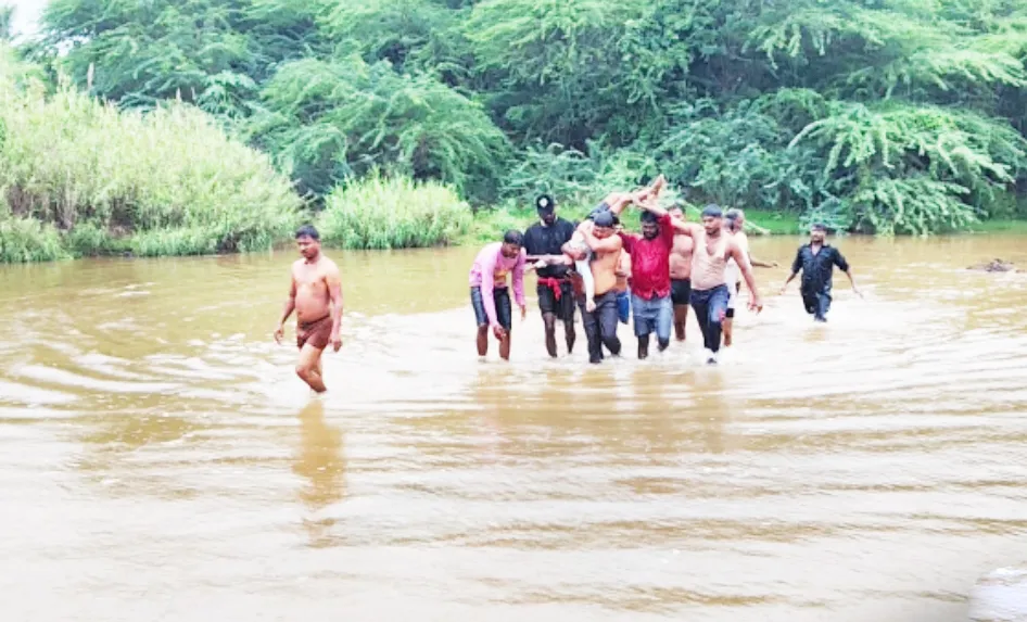 अग्रणी नदीत बैलगाडी उलटून दोन मुले मृत्युमुखी Two children died after the bullock cart in the leading river
