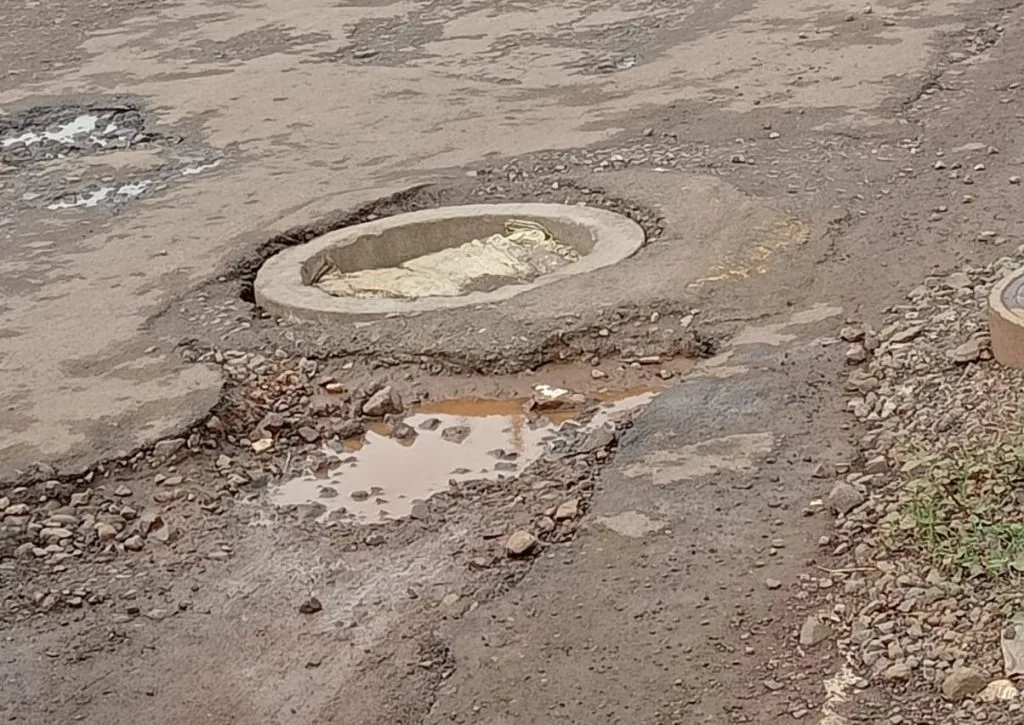 एसएससी बोर्ड ते राजेंद्रनगर मोरेवाडी मार्गावर खड्ड्यात रस्ता Road full of potholes from SSC Board to Rajendranagar-Morewadi route