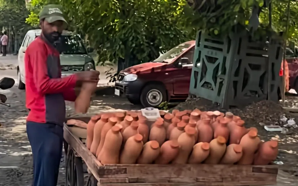 रणरणत्या उन्हात मातीच्या बाटलीचा ‘थंडावा’ Cool relief from a clay bottle in the scorching heat