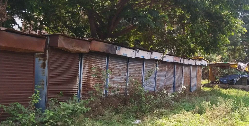 साने गुरुजी वसाहत भाजी मार्केटमधील केबिन्स ‘धूळखात’ Cabins in Sane Guruji Colony vegetable market lying unused