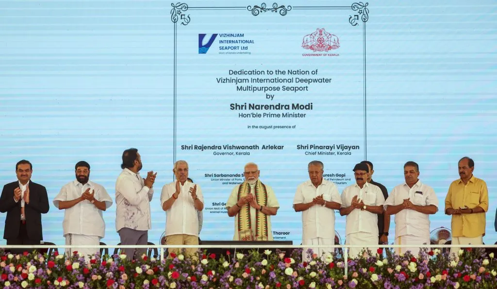 मोदींसोबत मुख्यमंत्र्यांसह शशी थरूरही व्यासपीठावर Shashi Tharoor also on the stage with Modi along with the Chief Minister.