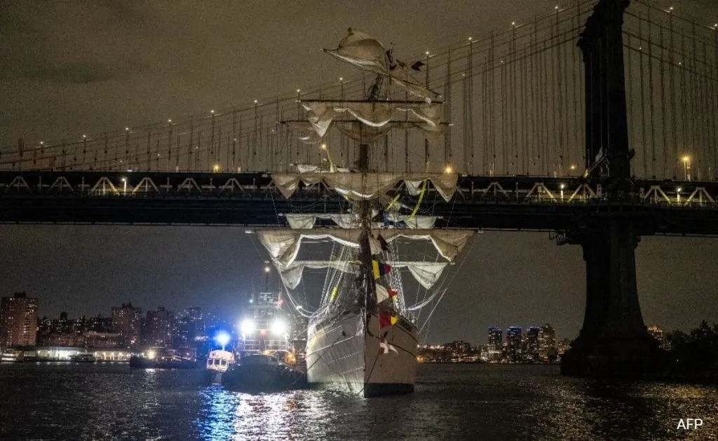 Mexican ship hits Brooklyn Bridge in New York
