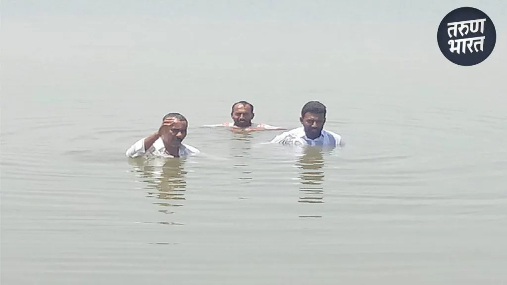 ‘पाटबंधारे विभागा’चा निषेध, चक्क तलावाच्या पाण्यात बसून अनोखे आंदोलन water pumps covering destroyed, creating electric shock cables