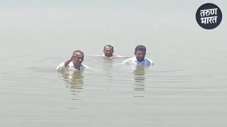 ‘पाटबंधारे विभागा’चा निषेध, चक्क तलावाच्या पाण्यात बसून अनोखे आंदोलन water pumps covering destroyed, creating electric shock cables