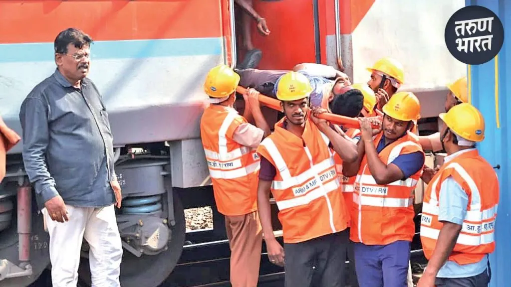 Mock Drill : रेल्वेच्या डब्याला आग अन् यंत्रणांची धावधाव, रत्नागिरीत मॉकड्रीलचे प्रात्यक्षिक Ratnagiri Railway Station Yard mock drill railway compartment fire