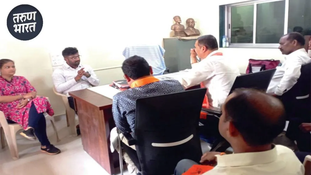 Chiplun Vashishti River : गाळ उपसाप्रश्नी ठाकरे शिवसेना आक्रमक, अधिकाऱ्यांना धरलं धारेवर sludge removal in next 8 days, otherwise protest Shiv Sena style