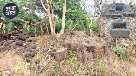 walls of Ambolgad Fort meters disrepair participete to conserve