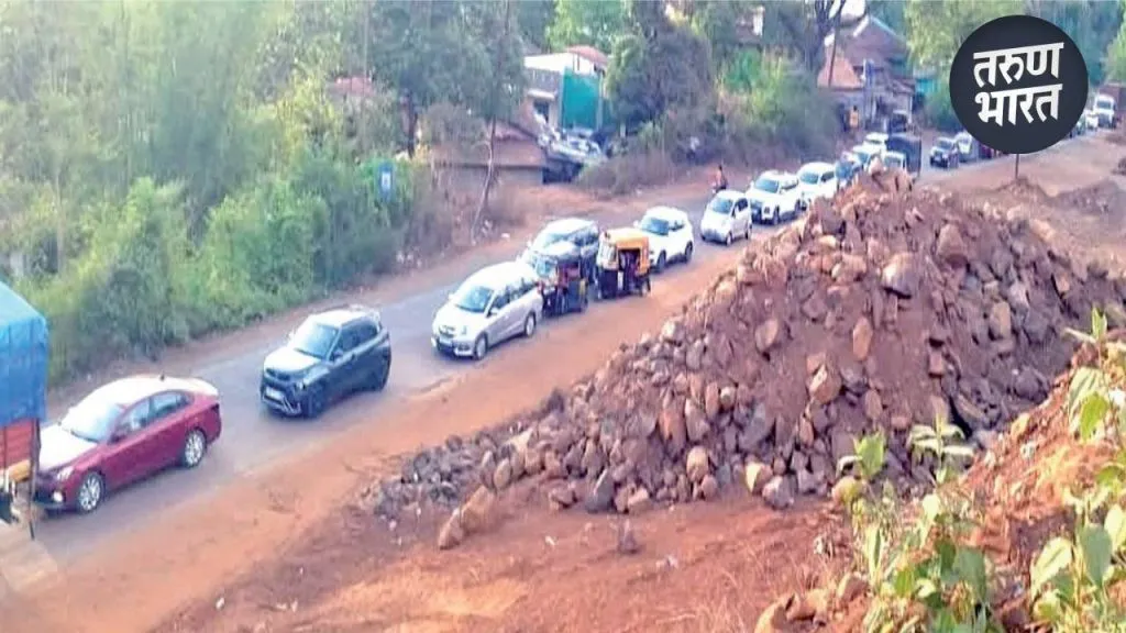 Konkan Tourist : सोनवी पूलावर नित्याची वाहतूक कोंडी, नेत्यांचे सपशेल दुर्लक्ष heavy vehicles moving in addition four-wheelers two hours the jam