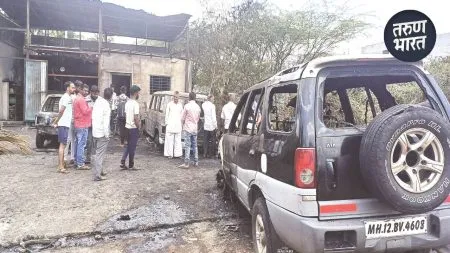 Fire News : गॅरेजला लागलेल्या आगीत वाहने जळून खाक, 15 लाखांचं नुकसान vehicles for repair surrendered uniforms at Islampur Police Station