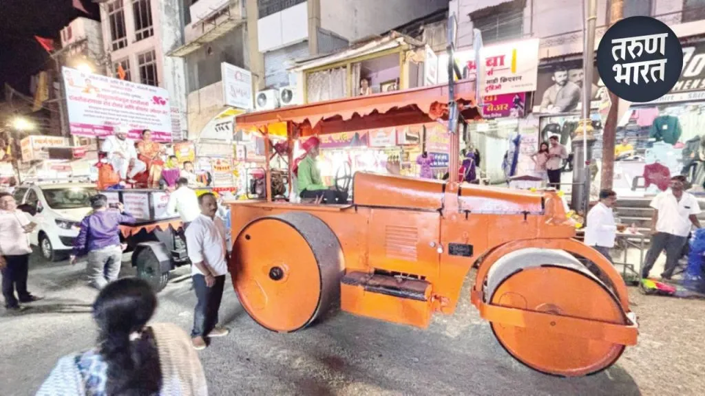 Kolhpaur Road: रोलर अन् बॉयलरवरुन लग्नाची वरात, नवदांपत्याने अनोखी शक्कल का लढवली? Kolhapur newlyweds couple wedding procession roller and boiler
