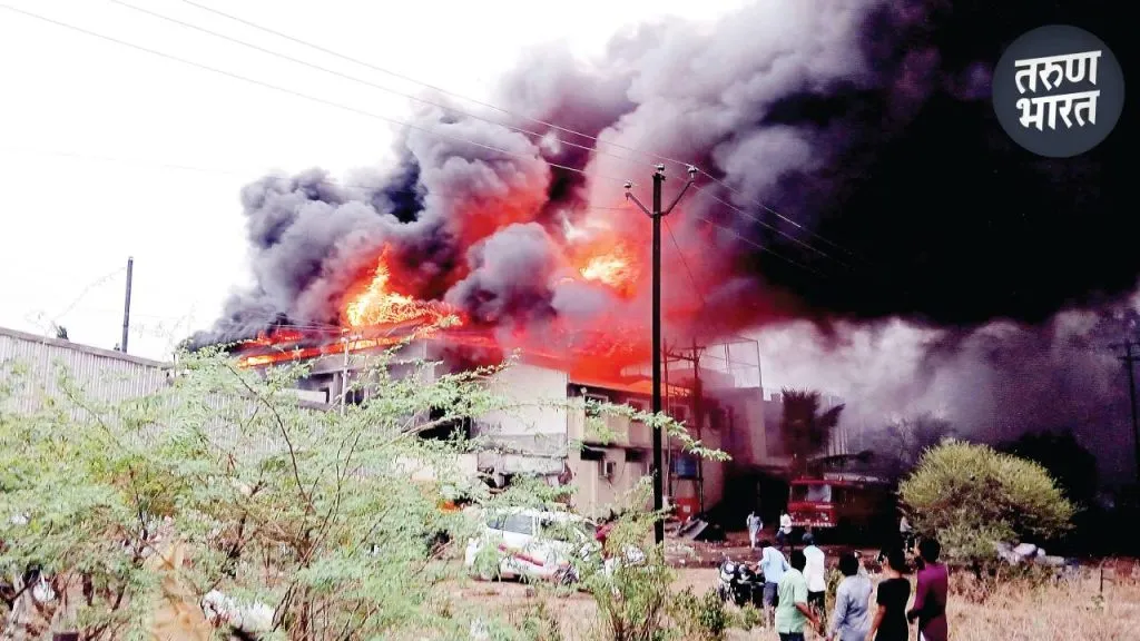 Solapur MIDC मधील टॉवेल कारखाना आगीत खाक, मालकासह 8 जणांचा होरपळून मृत्यू fire burning towel company 17 hours solapur MIDC fire 8 people die