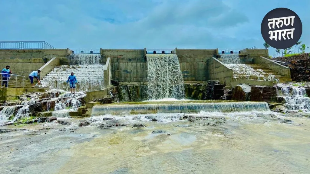 Kagal News : अवकाळीची संततधार, कागलचा कृत्रिम धबधबा नैसर्गिकरित्या प्रवाहित artificial waterfall Pazar Lake started flowing naturally in kagal