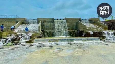 Kagal News : अवकाळीची संततधार, कागलचा कृत्रिम धबधबा नैसर्गिकरित्या प्रवाहित artificial waterfall Pazar Lake started flowing naturally in kagal