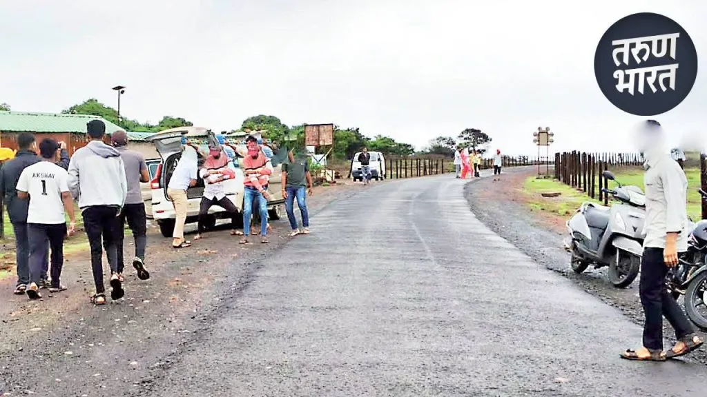 reason of accidents begun on road of kas pathar police ignore