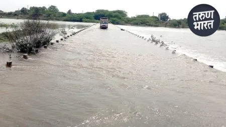 Sangli Rain Update : माणगंगा दुथडी, पिंपरी खुर्द पूल पाण्याखाली, वाहून जाणाऱ्या जोडप्याला वाचविले main bridge in Atpadi city submerged due to heavy rains two days