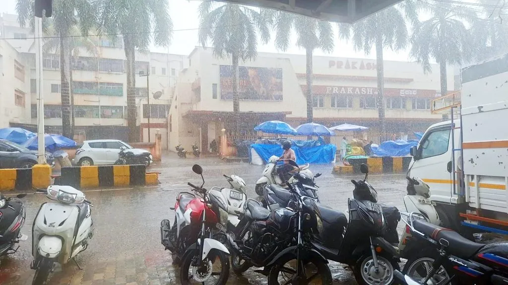 शहर परिसरात वळिवाच्या सरी Heavy showers in the city area