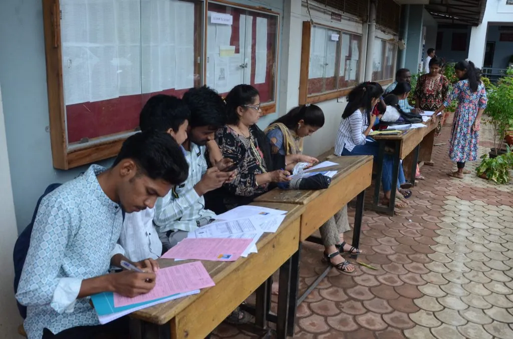 Chaos over online and offline admissions