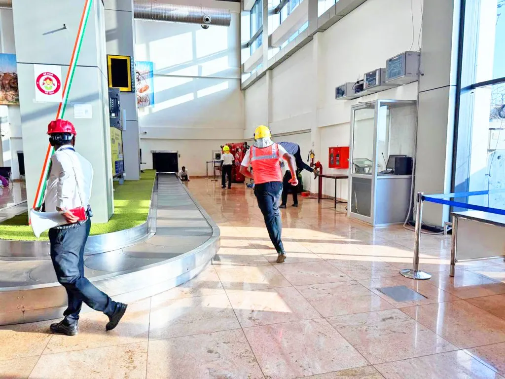 Passengers rush to the airport and the administration's arrest