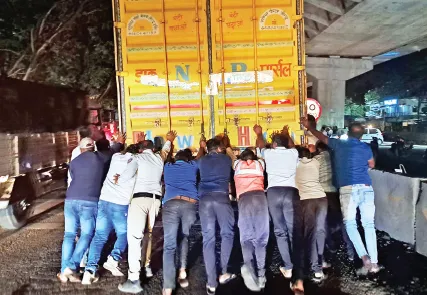 मध्यरात्री पाच वाहने पडली बंद… पोलिसांनी ढकलून केली बाजूला Five vehicles broke down at midnight... Police pushed them aside